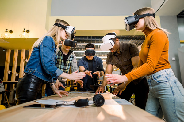 Eine Gruppe von Menschen testet Virtual Reality mit VR Brillen